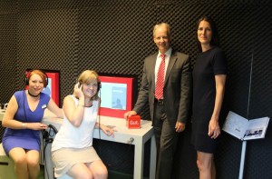 Freuen sich über die Modernisierung des Radio-DJ-Exponates: Yvonne Spyt (Leitung Ausstellung und Pädagogik), Julia Kurz (Marketing und Organisation), Geschäftsführerin Karina Gutzeit und Wolfgang Kurth von der Sparkasse Bad Hersfeld-Rotenburg.