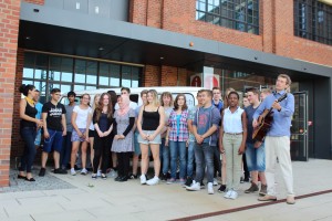 Bei tollem Wetter singt die Klasse R 9.2, der KDS mit Lehrer Johannes Gunkel den wortreich-Song.