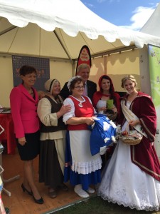 Ministerpräsident Volker Bouffier informierte sich an dem gemeinsamen Stand über die Wissens- und Erlebniswelt wortreich und die GrimmHeimat Nordhessen. Foto: GrimmHeimat Nordhessen