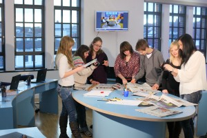 Für einen Tag Reporter auf  dem internationalen Parkett – im wortreich entstehen jetzt Nachrichten auf Englisch. 