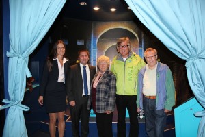 Heinz Günter Heygen (2.v.r) stellte sich im wortreich mit (v.l.n.r.) Geschäftsführerin Karina Gutzeit, Bürgermeister Thomas Fehling und zwei der anwesenden hr4-Hörer zum Erinnerungsfoto.